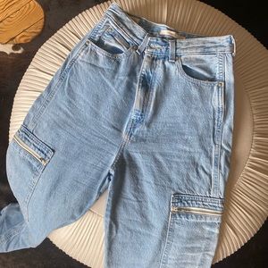Levi’s High Loose Light Wash Cargo Jean with Zip Pocket. NWT